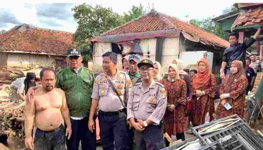 Kapolsek Panongan dan Tokoh Agama Memberi Bantuan Korban Banjir di Lebak