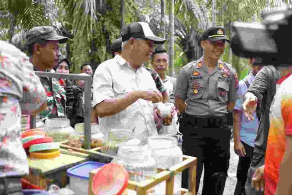 Bupati Asahan H. Surya, Bsc Gotong Royong Bersama Warga Desa Banjar Kecamatan Air Joman.
