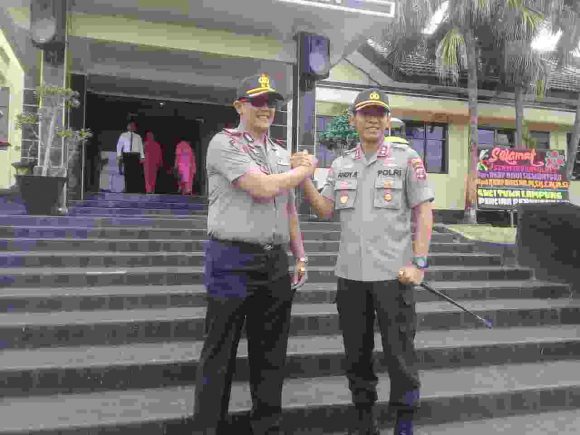 UPACARA WELCOME AND FAREWELL PARADE KAPOLRES WAY KANAN AKBP Andi siswantoro, s.IK. kepada AKBP BINSAR MANURUNG, S.H.,S.IK., M.Si.