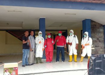 PMI Way Kanan Kembali Adakan Penyemprotan Cairan Disinfektan Di Fasilitas Umum,Perkantoran Dan Rumah Susun