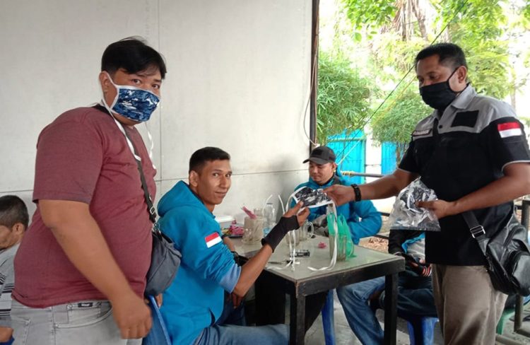 Senator Fachrul Razi bersama PPWI Lhokseumawe Berbagi Masker dan Bahan Pangan Kepada Insan Pers & Masyarakat