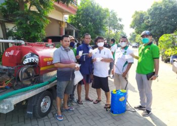 H Didin Tuhiridin Su’ud SE,Adakan Penyemprotan, Serta Membagikan Masker di Kutajaya