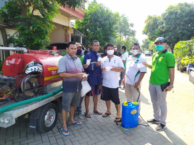 H Didin Tuhiridin Su’ud SE,Adakan Penyemprotan, Serta Membagikan Masker di Kutajaya