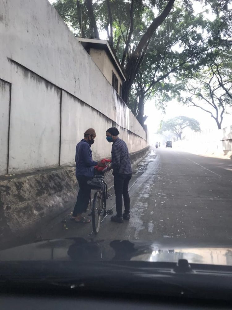 Peduli Dampak Covid-19 Tiga Pemuda Gelar ‘Satu Gelas Beras Untuk Semua’