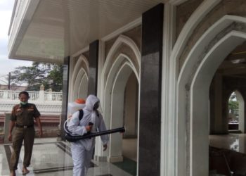 Di Tengah Pandemik Covid-19, Gugus Tugas GP Ansor Sigap Lakukan Penyemprotan Disinfektan Di Tempat – Tempat Ibada
