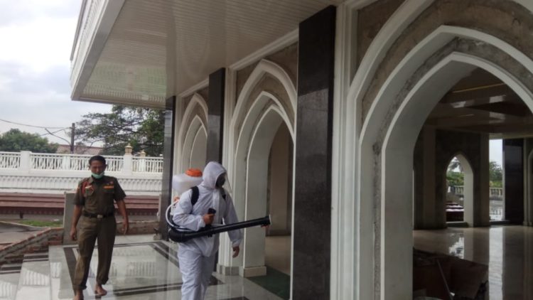 Di Tengah Pandemik Covid-19, Gugus Tugas GP Ansor Sigap Lakukan Penyemprotan Disinfektan Di Tempat – Tempat Ibada