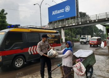 Ditengah Rintik Hujan, Tidak Meyurutkan Niat Polda Sumsel Untuk Saling Berbagi