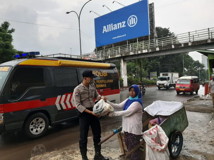 Ditengah Rintik Hujan, Tidak Meyurutkan Niat Polda Sumsel Untuk Saling Berbagi