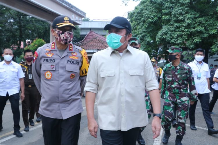 Kapolda Sumsel Pol.Drs Priyo Widyanto,M,M Menghadiri Kegiatan Launching Dapur Umum Guna Membantu Masyarakat Yang Terdampak Pandemi Covid-19