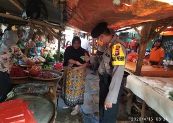 Keluar Masuk Pasar, Petugas Gabung Kodim 0602/Serang, Pemkot Dan Polres Serang Kota Ingatkan Masyarakat Putus Mata Rantai Covid-19