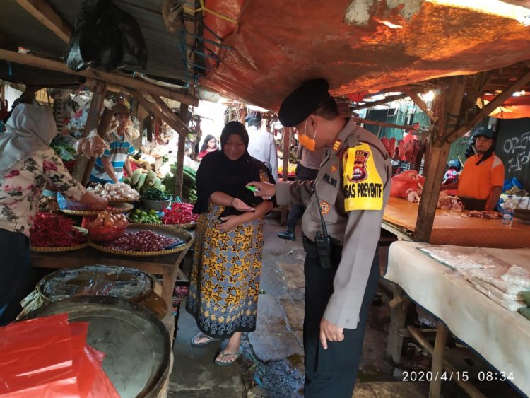 Keluar Masuk Pasar, Petugas Gabung Kodim 0602/Serang, Pemkot Dan Polres Serang Kota Ingatkan Masyarakat Putus Mata Rantai Covid-19