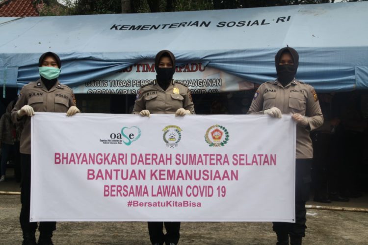 Direktorat Binmas Polda Sumsel Dan Jajaran Bagikan 200 Nasi Kotak Yang Diberikan Langsung Oleh Pengurus Bhayangkari