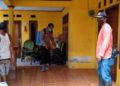 Bhabinkamtibmas Cisauk Melakukan Penyemprotan Disinfektan di Musholah Guna Mencegah Penyebaran Covid 19