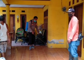 Bhabinkamtibmas Cisauk Melakukan Penyemprotan Disinfektan di Musholah Guna Mencegah Penyebaran Covid 19