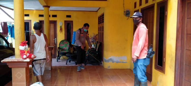 Bhabinkamtibmas Cisauk Melakukan Penyemprotan Disinfektan di Musholah Guna Mencegah Penyebaran Covid 19