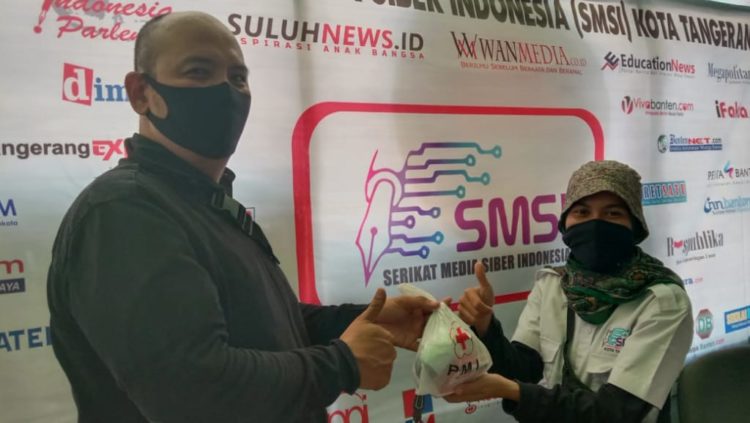 Guna Memutus Mata Rantai Virus Corona, PMI Kota Tangerang Serahkan Covid Kit Ke SMSI Kota Tangerang 