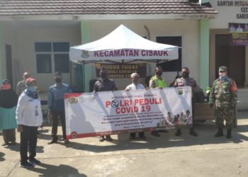 Polsek Cisauk Bersama Unsur 3 Pilar Kecamatan Setu Melaksanakan Bhakti Sosial Membagikan Sembako Sebagai Wujud Polri Perduli Covid 19