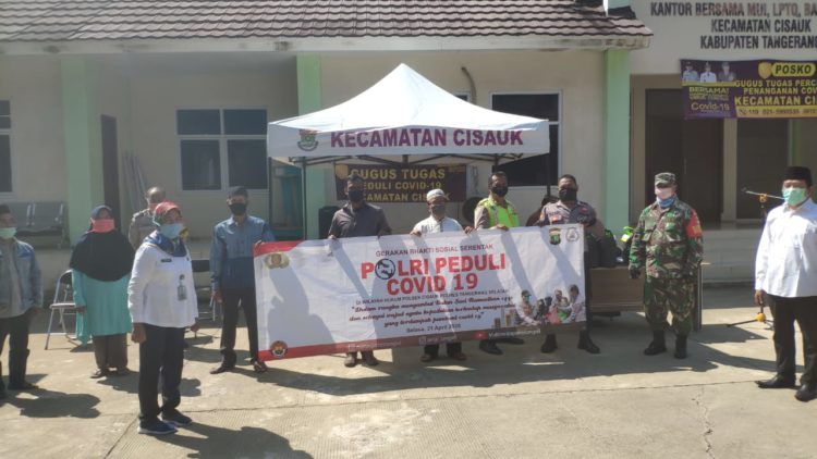 Polsek Cisauk Bersama Unsur 3 Pilar Kecamatan Setu Melaksanakan Bhakti Sosial Membagikan Sembako Sebagai Wujud Polri Perduli Covid 19