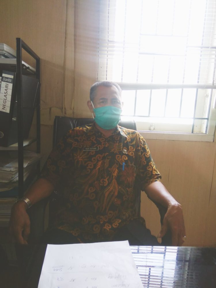 Kasi Kemas Kecamatan Neglasari Agus Sutrisna Menyalurkan Bantuan Gugus Tugas Siaga Covid 19 Untuk Warga Neglasari