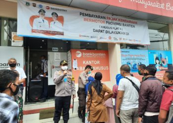Antrian Nasabah Bank Banten mengular, Polres Serang Kota Lakukan Pengamanan Guna Cegah Gangguan Kamtibmas