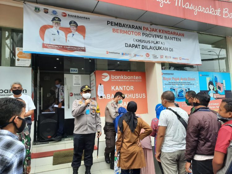Antrian Nasabah Bank Banten mengular, Polres Serang Kota Lakukan Pengamanan Guna Cegah Gangguan Kamtibmas