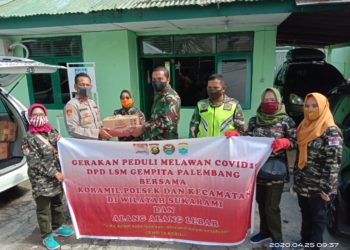 Ketua DPD LSM GEMPITA Kota Palembag Yenni Hafiza ,SE Membagikan Sembako Dan Masker, Sanitizert Kepada masyarakat Palembang