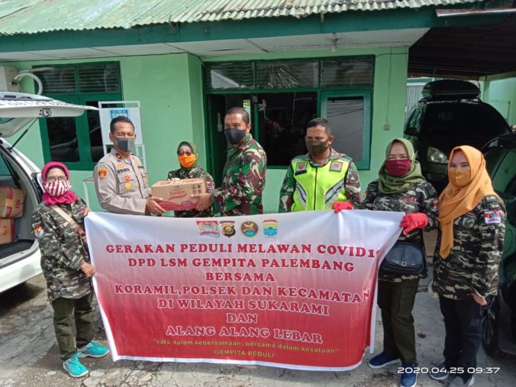 Ketua DPD LSM GEMPITA Kota Palembag Yenni Hafiza ,SE Membagikan Sembako Dan Masker, Sanitizert Kepada masyarakat Palembang