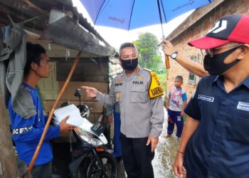 Meski Diguyur Hujan, Karo Ops Polda Sumsel Tetap Pimpin Distribusi Nasi Kotak Dapur Umum
