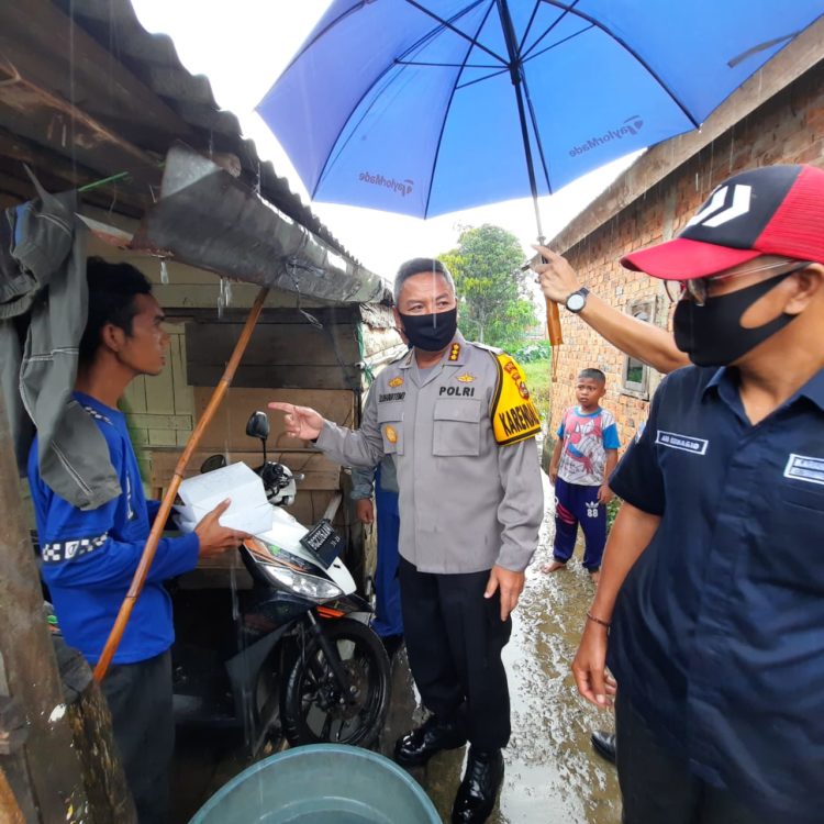 Meski Diguyur Hujan, Karo Ops Polda Sumsel Tetap Pimpin Distribusi Nasi Kotak Dapur Umum