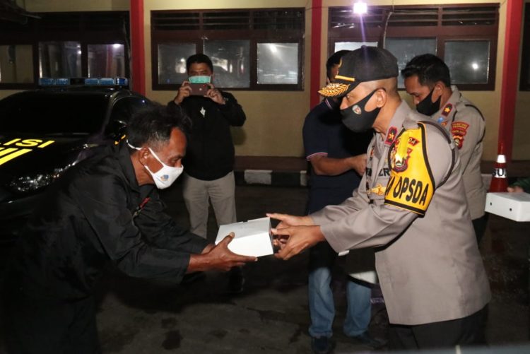 Menjelang Sahur, Wakapolda Sumsel Salurkan Bantuan Untuk Warga Sumsel