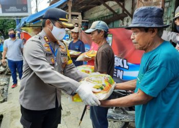 Jajaran Polres Serang Kota Bagikan Sembako Bagi Warga Yang Terdampak Covid-19