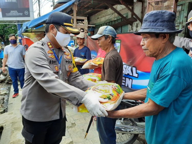 Jajaran Polres Serang Kota Bagikan Sembako Bagi Warga Yang Terdampak Covid-19