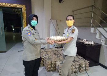Kapolda Sumsel Berikan 254 Krat Telur Ayam Kepada PHL di Lingkungan Polda Sumsel