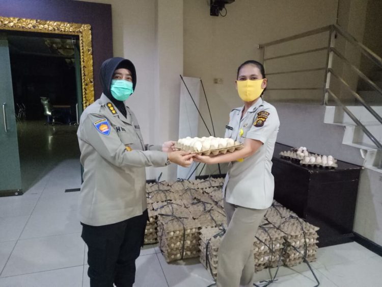 Kapolda Sumsel Berikan 254 Krat Telur Ayam Kepada PHL di Lingkungan Polda Sumsel