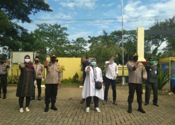 POLSEK CISAUK MELAKSANAKAN PENYEMPROTAN DISINFEKTAN DI WILAYAH DESA CIBOGO DAN PEMBAGIAN SEMBAKO
