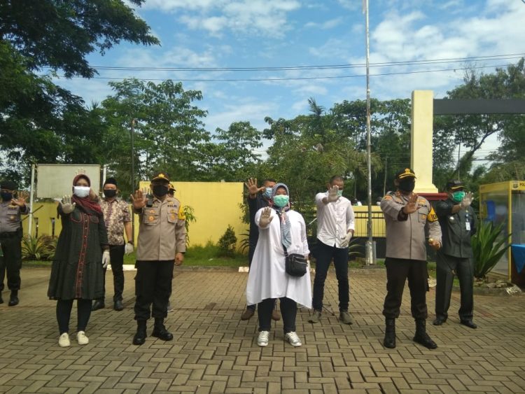 POLSEK CISAUK MELAKSANAKAN PENYEMPROTAN DISINFEKTAN DI WILAYAH DESA CIBOGO DAN PEMBAGIAN SEMBAKO