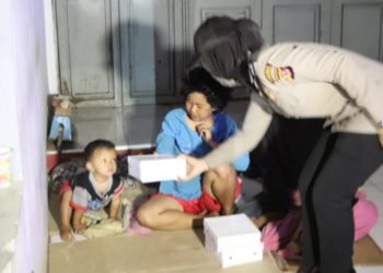 Ditengah Wabah Covid-19 Ini Yang Dilakukan Polres Purwakarta Bagikan 250 Nasi Kotak Secara Gratis