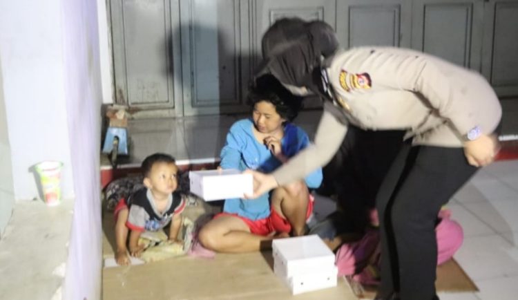 Ditengah Wabah Covid-19 Ini Yang Dilakukan Polres Purwakarta Bagikan 250 Nasi Kotak Secara Gratis