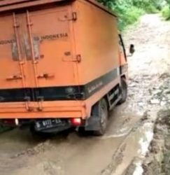 Distribusi Bantuan Dari Provinsi Lewat PT Pos Indonesia Kesulitan Dengan Akses Jalan Yang Rusak Dah Berlubang