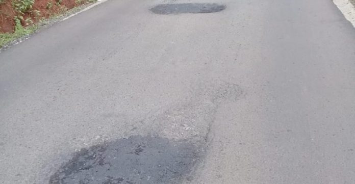 Inilah Kelakuan Pemborong Dan Pejabat Bekerjasama Memperkaya Diri, Anggaran Fantastis Proyek Jalan Tidak Sesuai Harapan