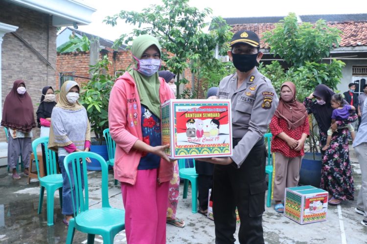 Alumni Akpol 93 Pesat Gatra yang Dipimpin Wakapolda Sumsel Melaksanakan Berbagi Kasih