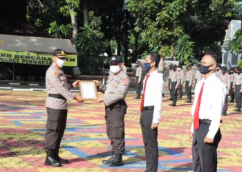Kapolres Purwakarta AKBP Indra Setiawan Berikan Penghargaan Kepada 4 Anggota Berprestasi