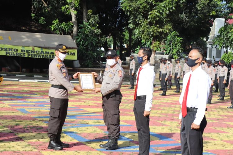 Kapolres Purwakarta AKBP Indra Setiawan Berikan Penghargaan Kepada 4 Anggota Berprestasi
