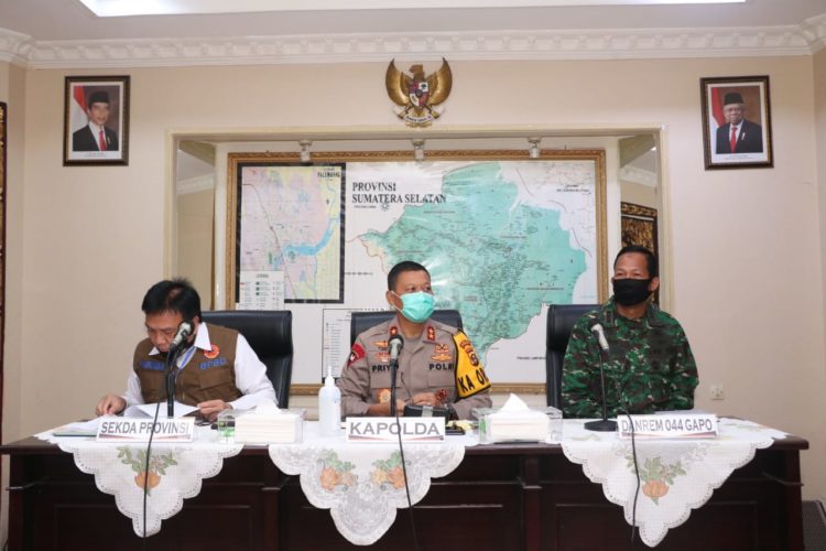 Kapolda Sumsel Pol.Drs. Priyo Widyanto M.M.,Didampingi Sekda Kota Provinsi Memimpin Rapat Koordinasi Optimalisi Pencegahan Covid 19.