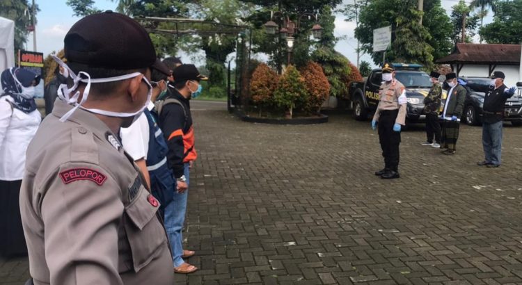 Kepolisian Sektor Bojong Yang Dipimpin Oleh Kapolsek Iptu Hermawan Bagikan Masker Sebayak 500 Kepada Masyarakat Secara Gratis