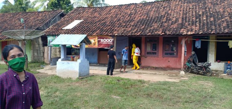 Banjir Surut PMI Way Kanan Bersama Camat Negeri Agung Lakukan Penyemprotan Disinfektan Di Kampung Negeri Agung