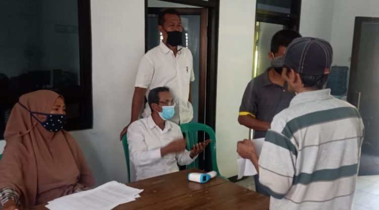 Warga Desa Mekargalih Terima BLT Dana Desa Tahun 2020 Secara Gembira