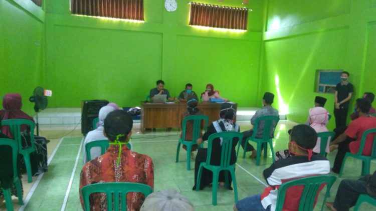Peyerahaan BLT Di Serahkan Secara Langsung Oleh Kepala Desa Bojong Barat Dilaksanakan Di Aula Kantor Bojong Barat