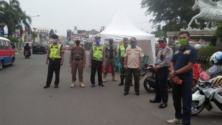 Pemantauan Kembali Dilakukan Oleh Kepala Kelurahaan Nagri Tengah Engkun Kuntadi Purwakarta Setelah Diberlakukannya PSBB