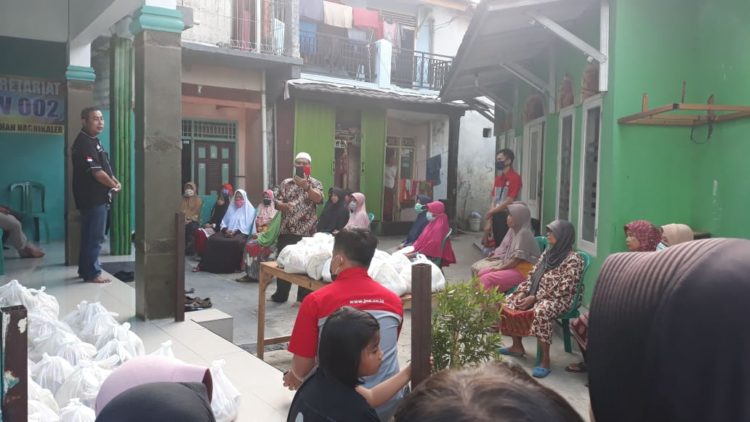 Instansi Di RW 02 Menyumbangkan Bantuan Sembako Kemasyarakat